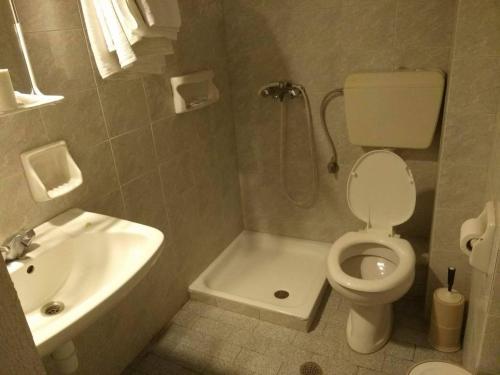 ホレフトにあるKaterinaのバスルーム(トイレ、洗面台付)