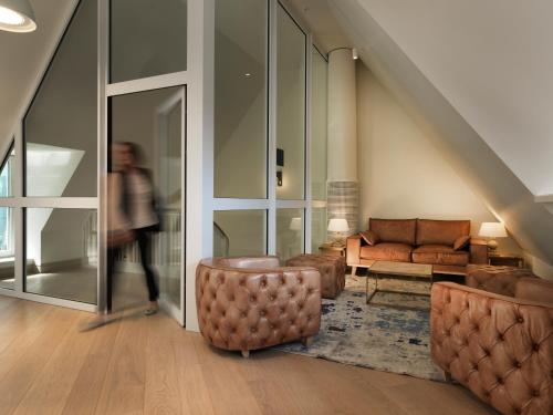 a living room with a couch and a chair at Relais Le Chevalier in Rīga