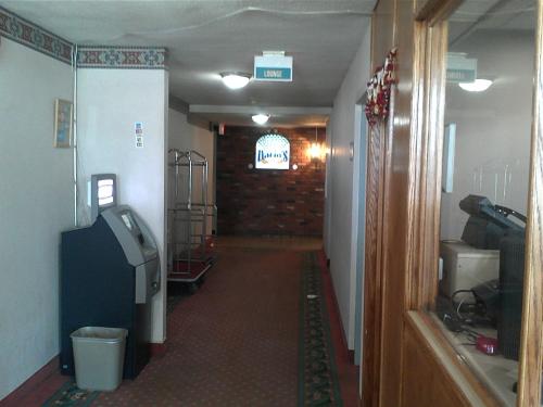 einen Flur, der zu einem Zimmer mit einem Hallwayngth führt in der Unterkunft Empire Inn in Brandon