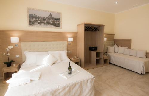 una habitación de hotel con dos camas en una habitación en Esposizione Palace Hotel, en Roma