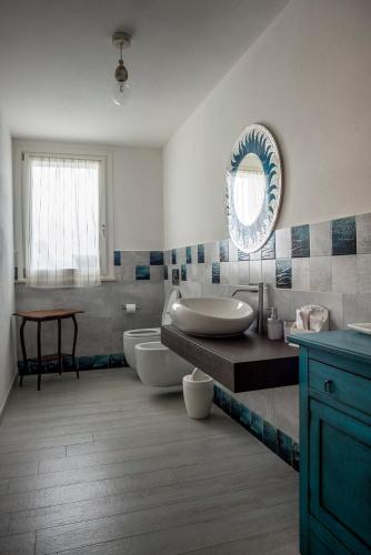 a bathroom with two sinks and a tub and a mirror at Il Pavone Errante in Ciola