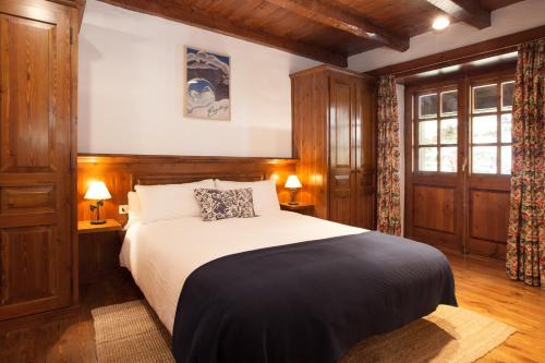 En eller flere senge i et værelse på Tarter Chalets Apartaments