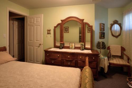 Una cama o camas en una habitación de Hummingbird Bed and Breakfast