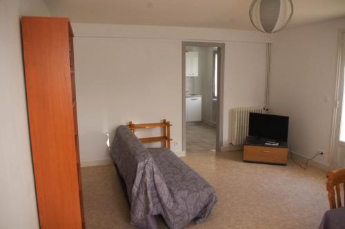 - une chambre avec un lit et une télévision dans l'établissement Appartement Prat Lann, à Vannes