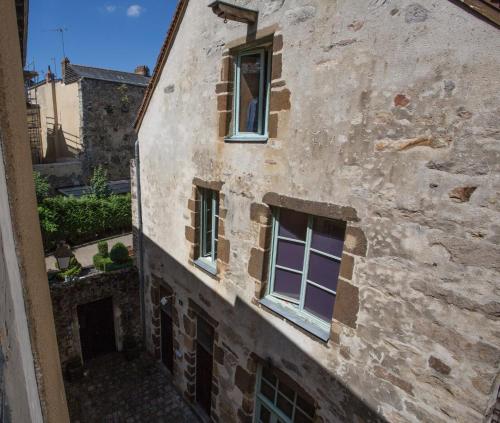 un ancien bâtiment avec trois fenêtres latérales dans l'établissement L'Hallai du Roy, au Mans