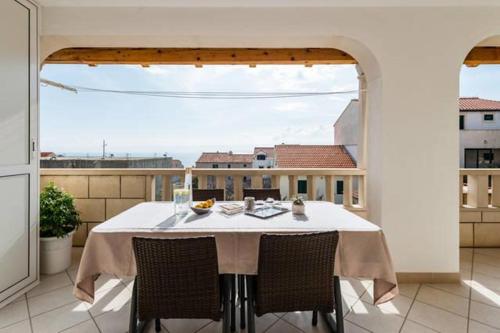 une table et des chaises sur un balcon avec vue dans l'établissement Apartments Sena, à Bol