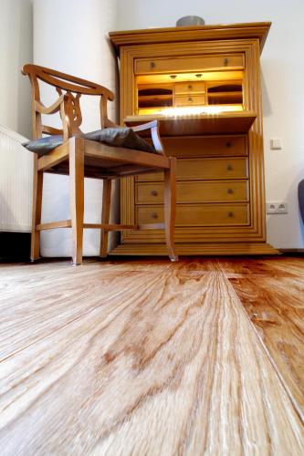 a room with a wooden desk and a dresser at Komfortwohnung City/Messe 25 Min in Cologne