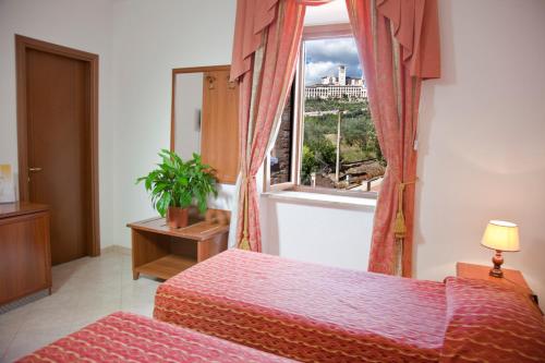 Säng eller sängar i ett rum på Assisi Garden