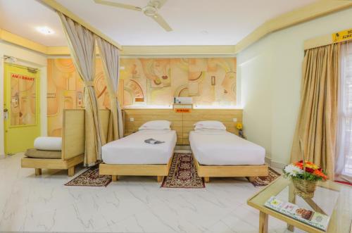 Een bed of bedden in een kamer bij Parklane Hotel