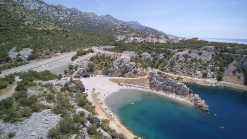 an aerial view of a beach and a road at Apartmani Cindrić in Karlobag