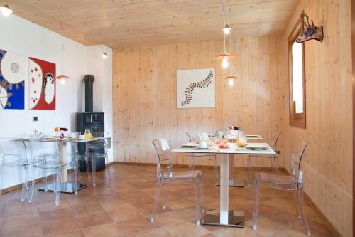 una sala da pranzo con tavolo e sedie di Agritur Casteller a Trento