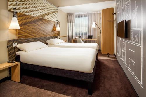 Postel nebo postele na pokoji v ubytování ibis London Excel-Docklands