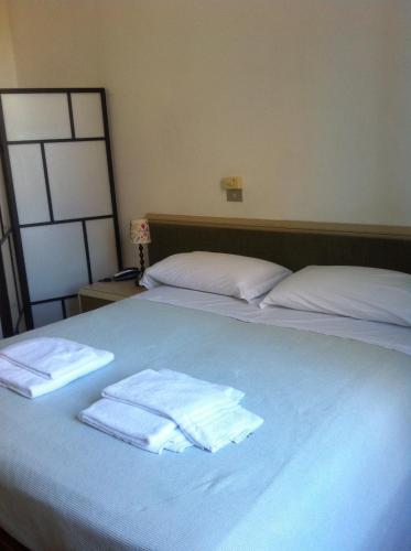 Säng eller sängar i ett rum på Hotel Gambara
