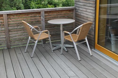 2 Stühle und ein Tisch auf einer Terrasse in der Unterkunft Ferienwohnung Lauenbrück in Lauenbrück