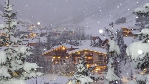 un lodge dans la neige la nuit dans l'établissement Hotel Lech & Residenz Chesa Rosa, à Lech am Arlberg