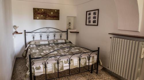 1 dormitorio con cama y radiador en La Grande Bellezza Trulli, en Martina Franca