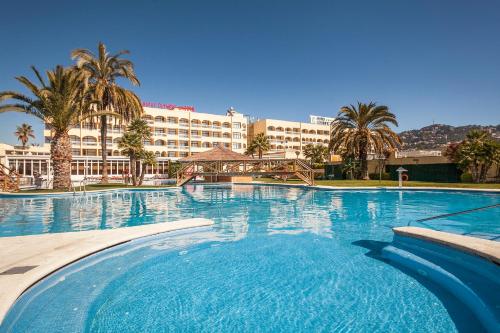 una gran piscina frente a un hotel en Evenia Olympic Suites, en Lloret de Mar