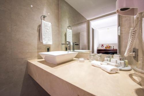 Bathroom sa Hotel Dann Carlton Belfort Medellin