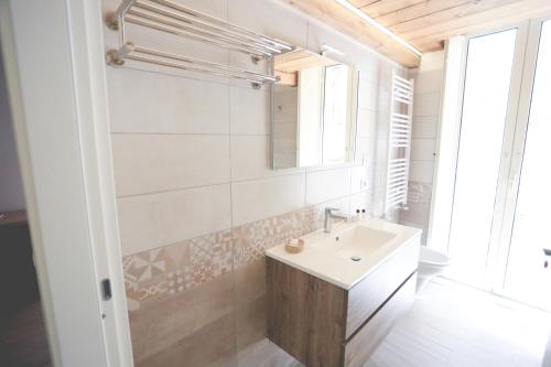 a bathroom with a sink and a mirror at IL VIAGGIATORE VIA INDIPENDENZA B&B in Gaeta