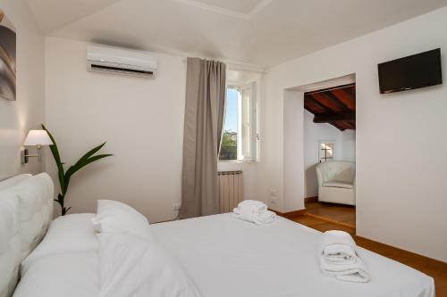 Una cama o camas en una habitación de Fabuloucity Fontana di Trevi