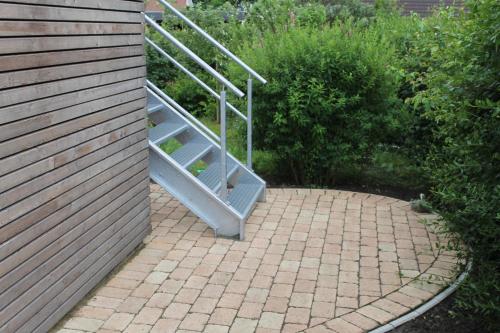 a set of stairs next to a house at Ferienwohnung Lauenbrück in Lauenbrück