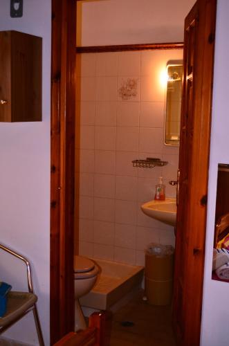 Koupelna v ubytování Amversa's Rooms