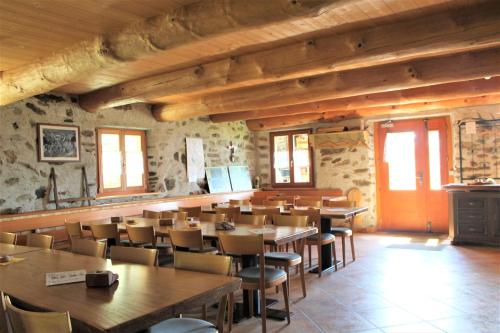 Un restaurant sau alt loc unde se poate mânca la Rifugio Alpe San Romerio