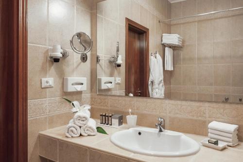 Continental Hotel tesisinde bir banyo