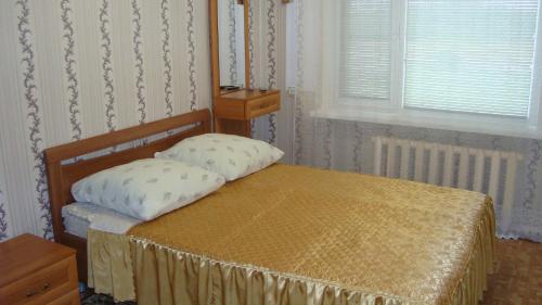 スーズダリにあるGuest House Morozovykhのベッドルーム1室(枕2つ、窓付)