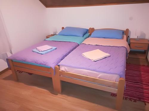 En eller flere senger på et rom på Guesthouse Bubalo