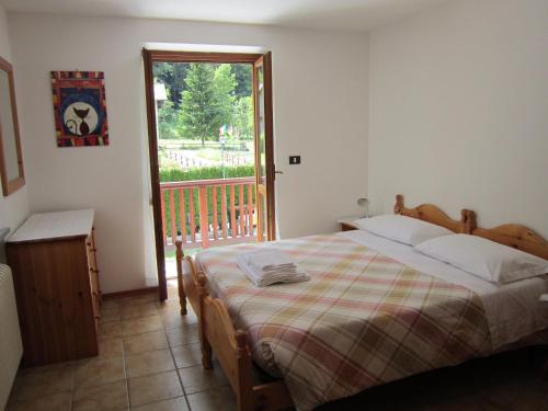 - une chambre avec un lit et une grande fenêtre dans l'établissement Residence Delapierre, à Gressoney-Saint-Jean