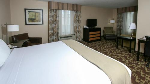 a large white bed in a hotel room at Country Inn & Suites by Radisson, Shelby, NC in Shelby