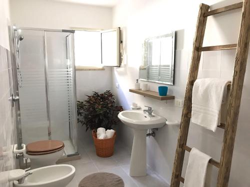 bagno con lavandino, doccia e servizi igienici di La Casa più Bella a Custonaci