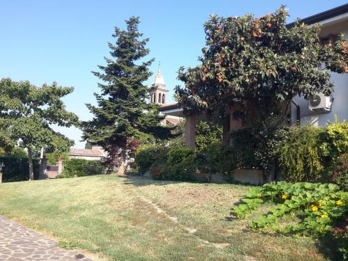 a house with a yard with a tree and a building at B&B Amy&Julie in Badia Polesine
