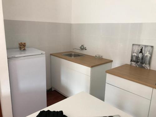 a small kitchen with a sink and a washing machine at Europa Apart in Castanheira de Pêra