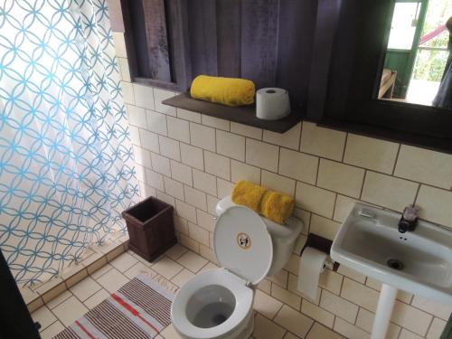 y baño con aseo y lavamanos. en Yatama Rainforest Ecolodge, en Sarapiquí