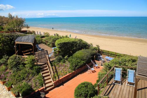 uma vista para uma praia com cadeiras e para o oceano em Le Dune Sea View Apartments - Futura CAV em San Vincenzo