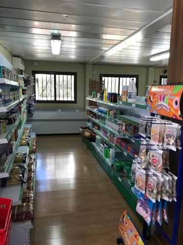 Σούπερ μάρκετ ή άλλα καταστήματα σε αυτό το κάμπινγκ ή εκεί κοντά