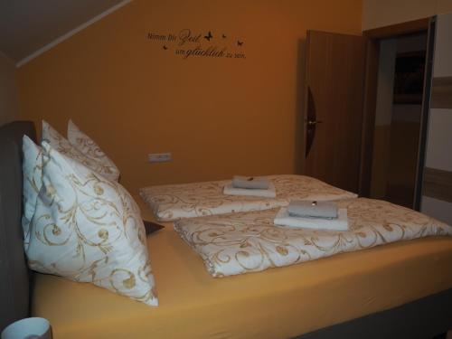 Letto o letti in una camera di Ferienwohnung-Nassfeld-Haus Umschaden