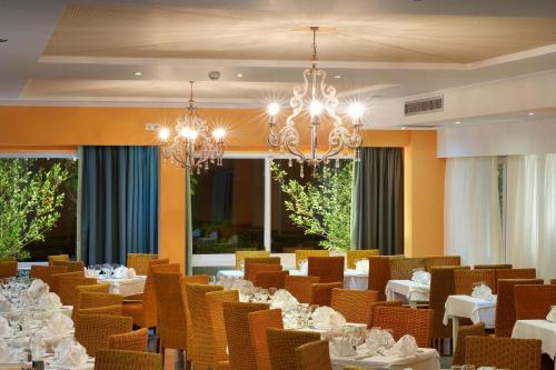 Restaurace v ubytování Portes Beach Hotel