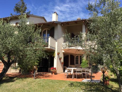 a house with a table and chairs in the yard at Da Piero e Paola in Arezzo