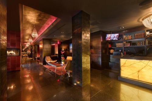 Ruang duduk di Sanctuary Hotel New York