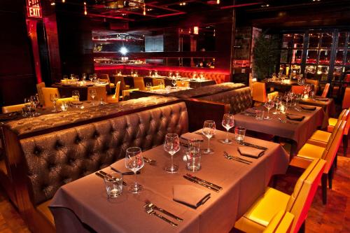 Um restaurante ou outro lugar para comer em Sanctuary Hotel New York