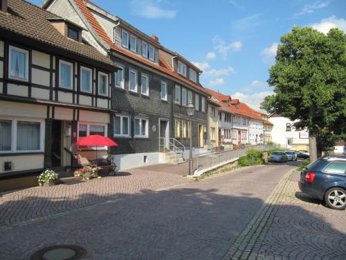 eine Kopfsteinpflasterstraße in einer Stadt mit Gebäuden in der Unterkunft Ferienwohnung Römerstein in Bad Sachsa