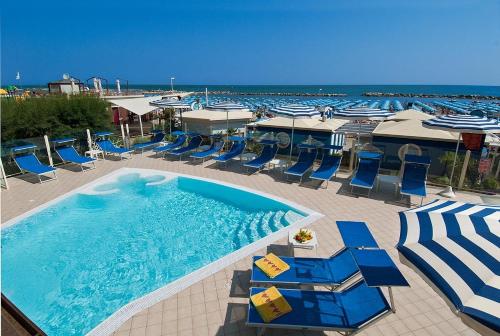 Vue sur la piscine de l'établissement Hotel Diplomat Marine ou sur une piscine à proximité