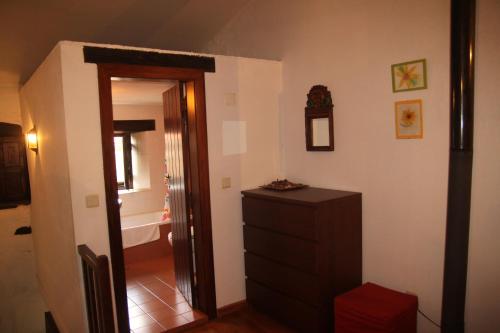 uma casa de banho com uma cómoda e uma banheira em Aldeia Oliveiras em Sobreira Formosa