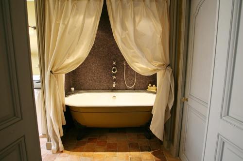Et badeværelse på Relais et Châteaux Michel Trama