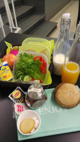 a lunch box with food and a bottle of milk at Yömyssy Apartments in Kerimäki