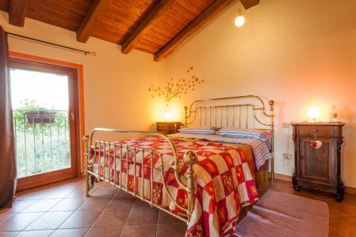 um quarto com uma cama num quarto com uma janela em Il Gelso 'd la Costa em Lesegno