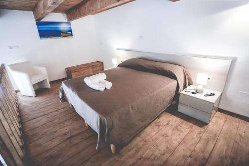 a bedroom with a bed with two towels on it at IL VIAGGIATORE VIA INDIPENDENZA B&B in Gaeta
